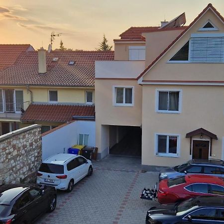 Pod Vinici Hotel Микулов Екстериор снимка