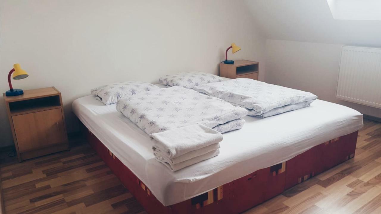 Pod Vinici Hotel Микулов Екстериор снимка