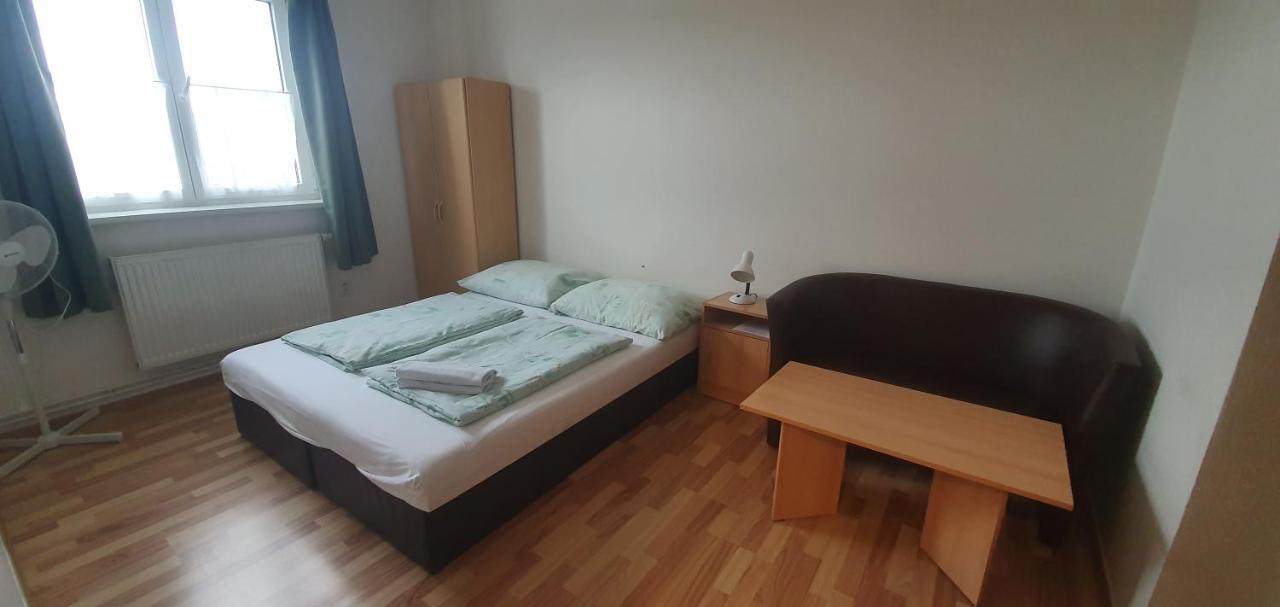 Pod Vinici Hotel Микулов Екстериор снимка