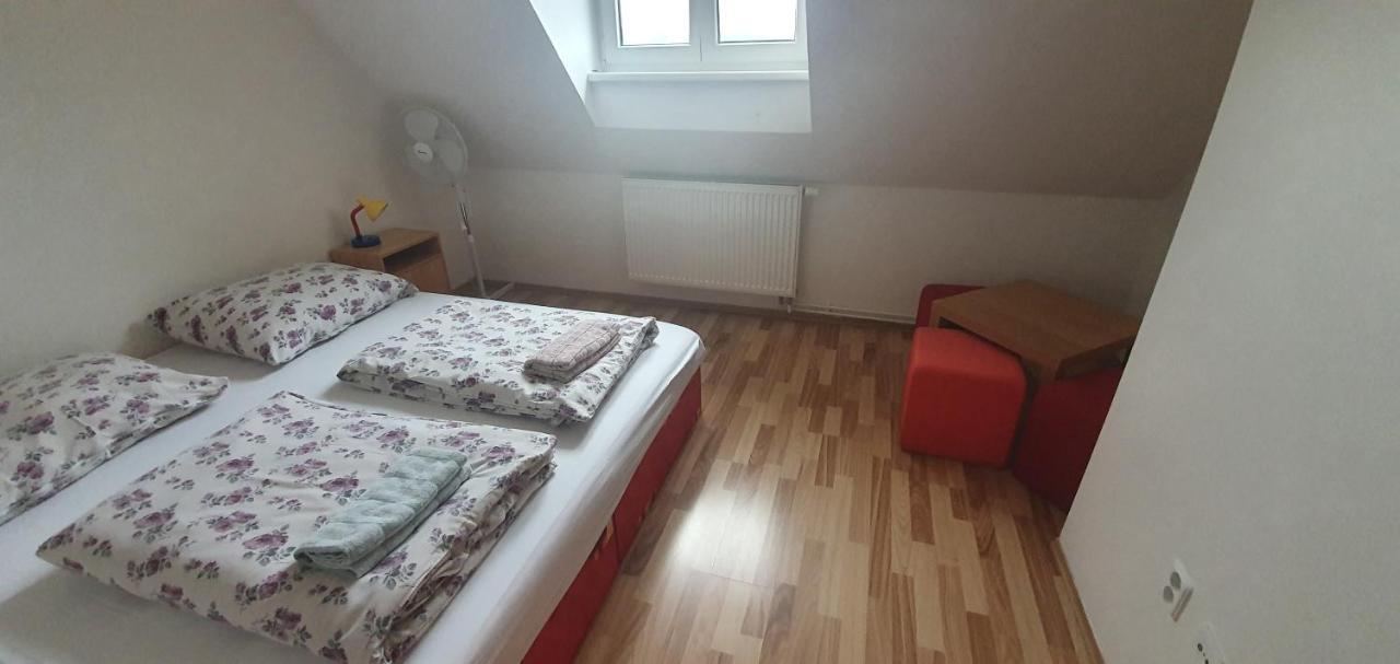 Pod Vinici Hotel Микулов Екстериор снимка